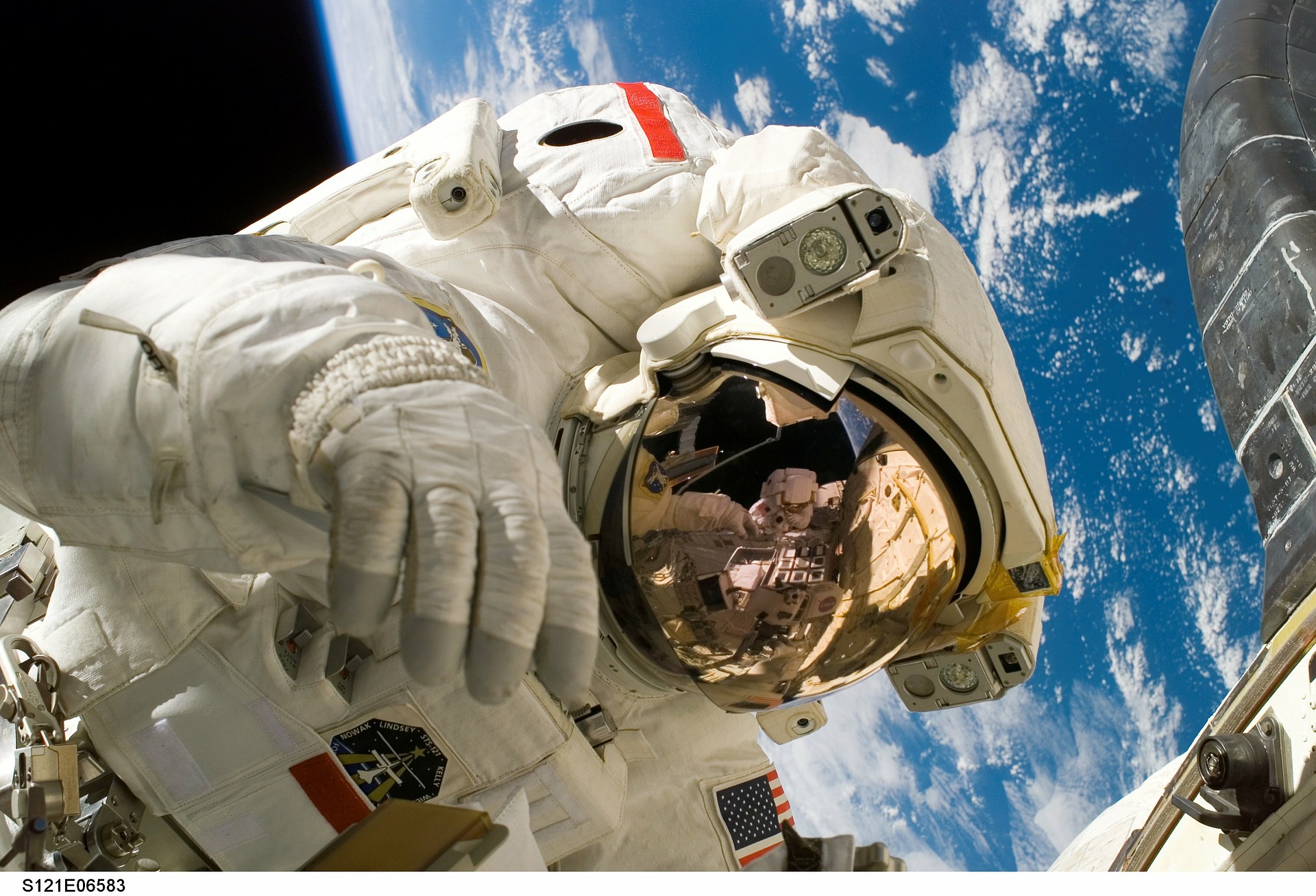 Paměťovou pěnu vyvinuli vědci pro astronauty NASA. 